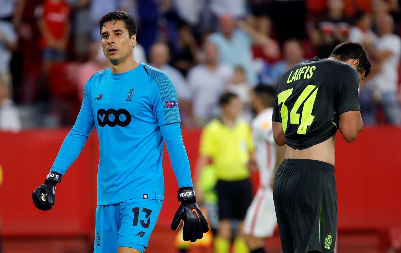 El mexicano Guillermo Ochoa fue la gran víctima de la jornada con la paliza del Sevilla 5-a contra Standard Lieja en el grupo J de la Europa League, en un duelo en el que lució impotente.