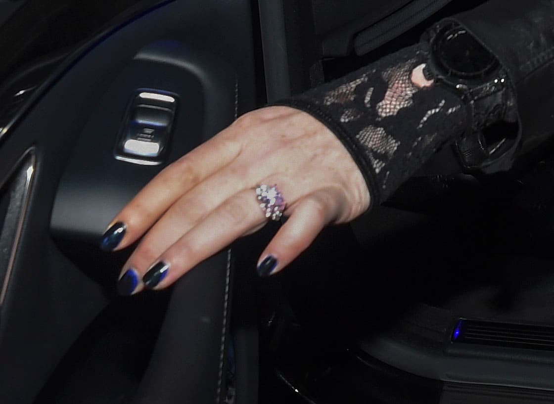 El artículo que no esperábamos en su disfraz fue un enorme diamante en su mano. ¿A qué se deberá?