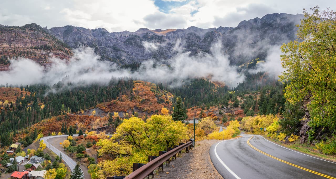 La siguiente recomendación se encuentra en Colorado. Un recorrido panorámico que sube por las montañas de San Juan entre Ouray y Silverton, incluido el Paso de la Montaña Roja que se encuentra a 11.018 pies. Ryan recomienda hacer este recorrido en invierno porque se puede observar abundante nieve cubriendo el terreno montañoso.
<br>
<br>