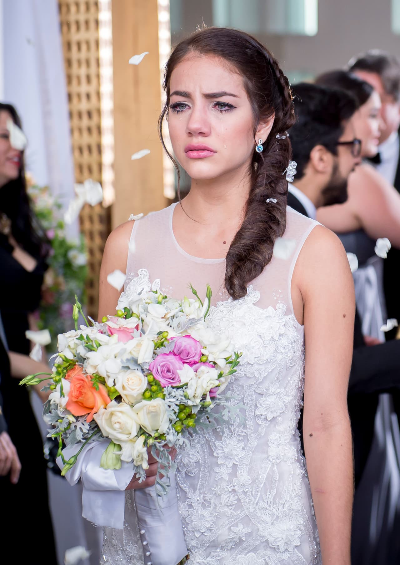 Ella sólo lloraba de tristeza, sabía que su vida sería un infierno sin amor.