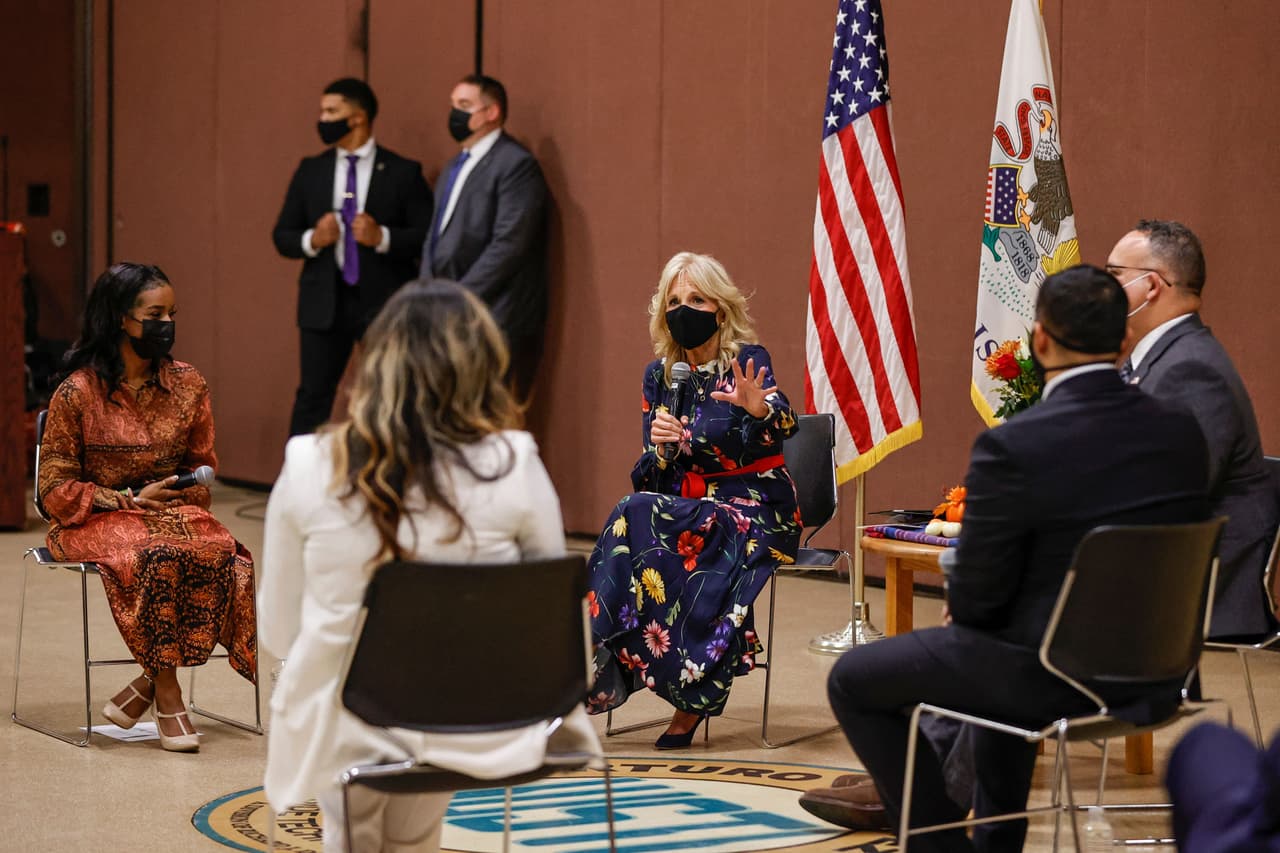 Este miércoles 13, visitó el Instituto Arturo Velasquez, donde tuvo "charlas" con estudiantes y otros representantes de la comunidad hispana. Enfatizó que no venía a hablar, sino a escuchar.