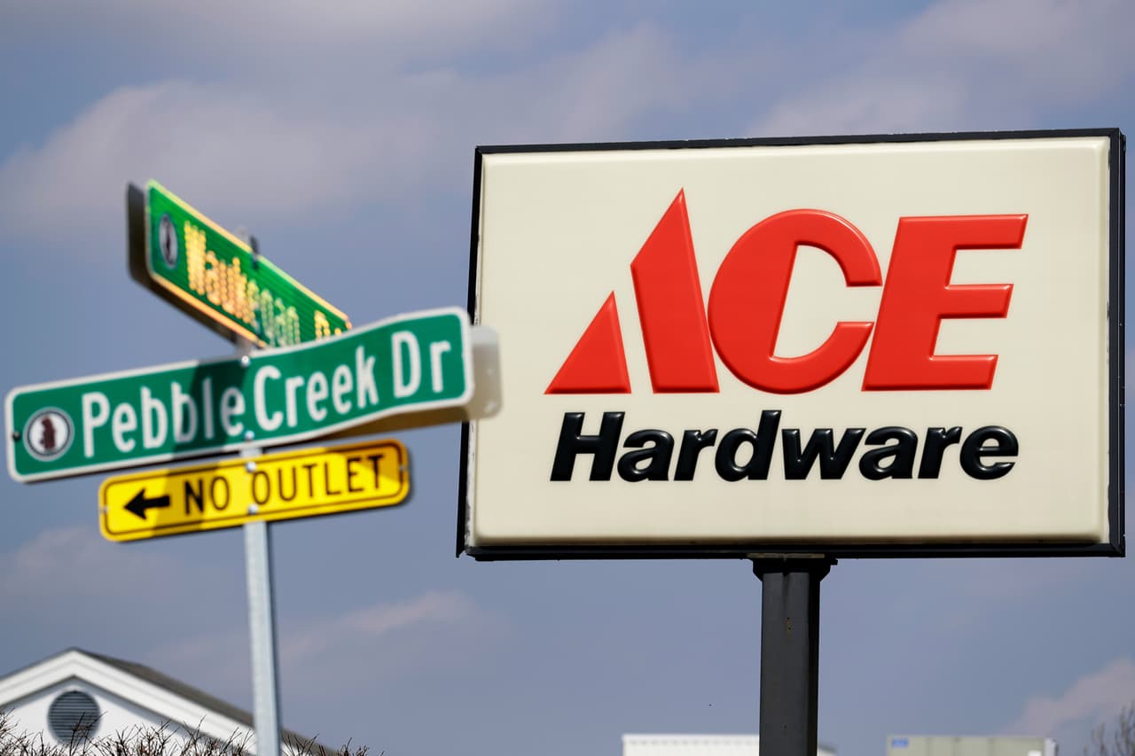 <b>Ace Hardware</b>.
<br>
<br>Esta cadena de ferreterías está abriendo posiciones en persona y a distancia, según su ubicación. Algunos trabajos remotos incluyen representantes de territorio y gerentes de distrito. 
<br>
<br>Un representante del territorio trabaja en estrecha colaboración con las sucursales para mejorar las ventas. Revisan la revisión de la variedad de productos, evalúan el rendimiento y hacen recomendaciones. El salario típico para este cargo es de alrededor de 54,000 dólares al año, aunque puede llegar hasta los 98,000.
<br>