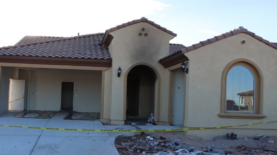 Autoridades arrestaron a un sujeto que incendió varias casas de manera intencional en Buckeye, luego de que él mismo llamara a la policía para reportarlo. Se descubrió que estaba relacionado con otros incidentes similares.