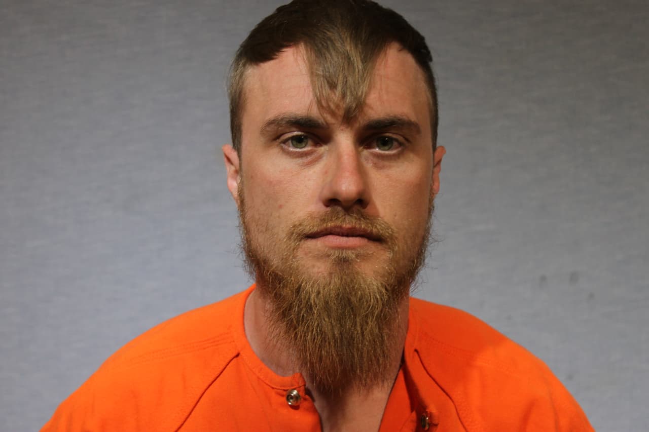 Arrestan a un hombre en conexión al tiroteo que cobró la vida de una mujer en una gasolinera en Garland