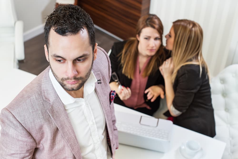 Cuando llegan a un grupo de amigos que ha estado siempre feliz y contento surgen problemas y discordias, rompen amistades, crean chismes y dificultades. Se alejan, y todo vuelve a la normalidad.