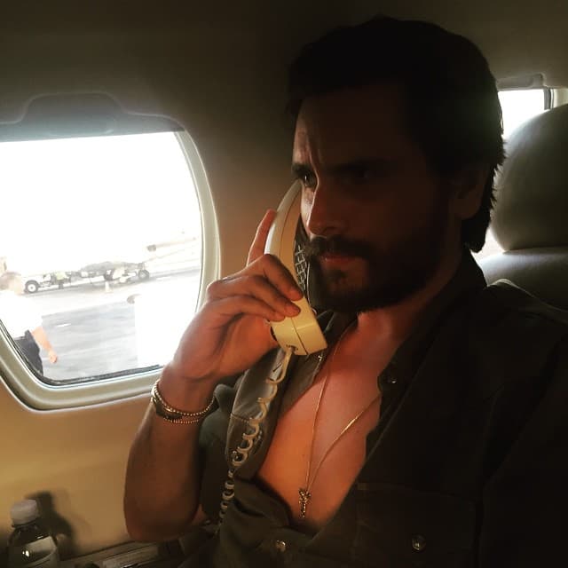 Scott se encuentra disfrutando de su soltería. Sale de fiesta todas las noches y es común verlo rodeado de amigos y guapas chicas.