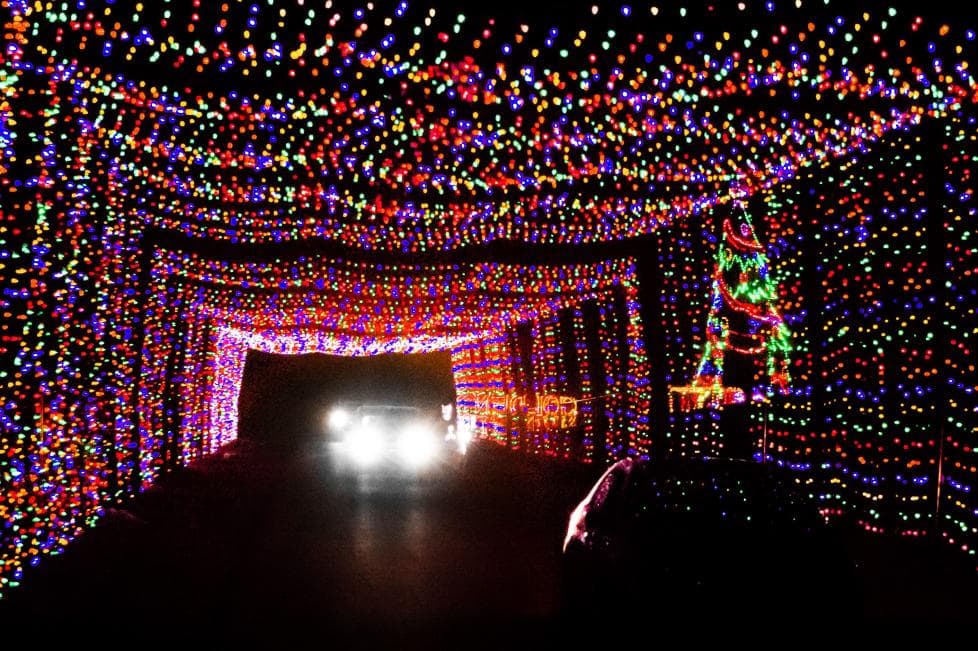 Y otro evento en Dallas Fort Worth en navidad son las luces parpadeantes en el Texas Motor Speedway, que puedes recorrer en tu automóvil por 30 dólares. El espectáculo esta hasta el 2 de enero del 2022.