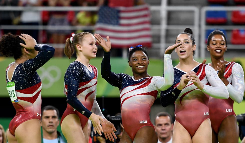 Para las gimnastas es básico mantener su cara despejada, ella nos se pueden arriesgar a que a la mitad de su rutina se les deshaga el peinado. Por eso el equipo americano eligió recogidos, trenzas sujetadas en una coleta y coletas altas. Regularmente estas atletas fijan su peinado con ayuda de cera, spray o gel.
<br>