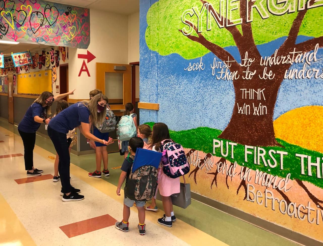 Se esperaba que alrededor de 4,500 estudiantes regresarán al campus de los 7,240 alumnos.
<br>
<br>Aquellos que hayan optado por quedarse en casa tendrán la opción de aprender de forma asincrónica o utilizar Zoom para la instrucción sincrónica y aprender en tiempo real con sus compañeros.
