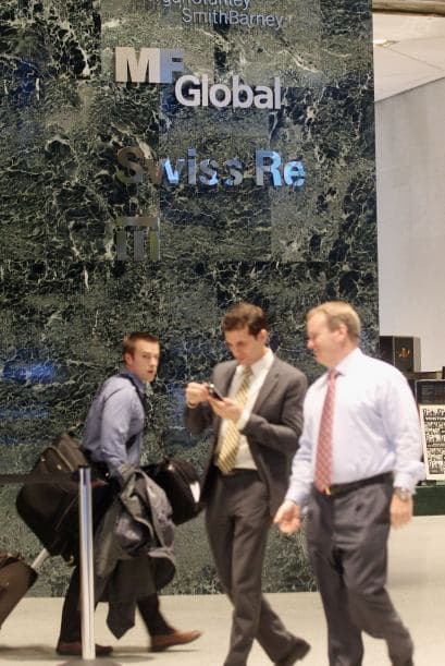 MF GLOBAL " Unos 1,066 empleados de MF Global fueron despedidos con efecto inmediato a principios de noviembre pasado, luego de que la compañía se acogiera a la ley de quiebras a fines de octubre, tras haber revelado que posee $6,300 millones de deuda europea a corto plazo, de la cual más de la mitad en Italia y más de $1 mil millones en España, dos países en la mira de los inversores, según la agencia AFP.