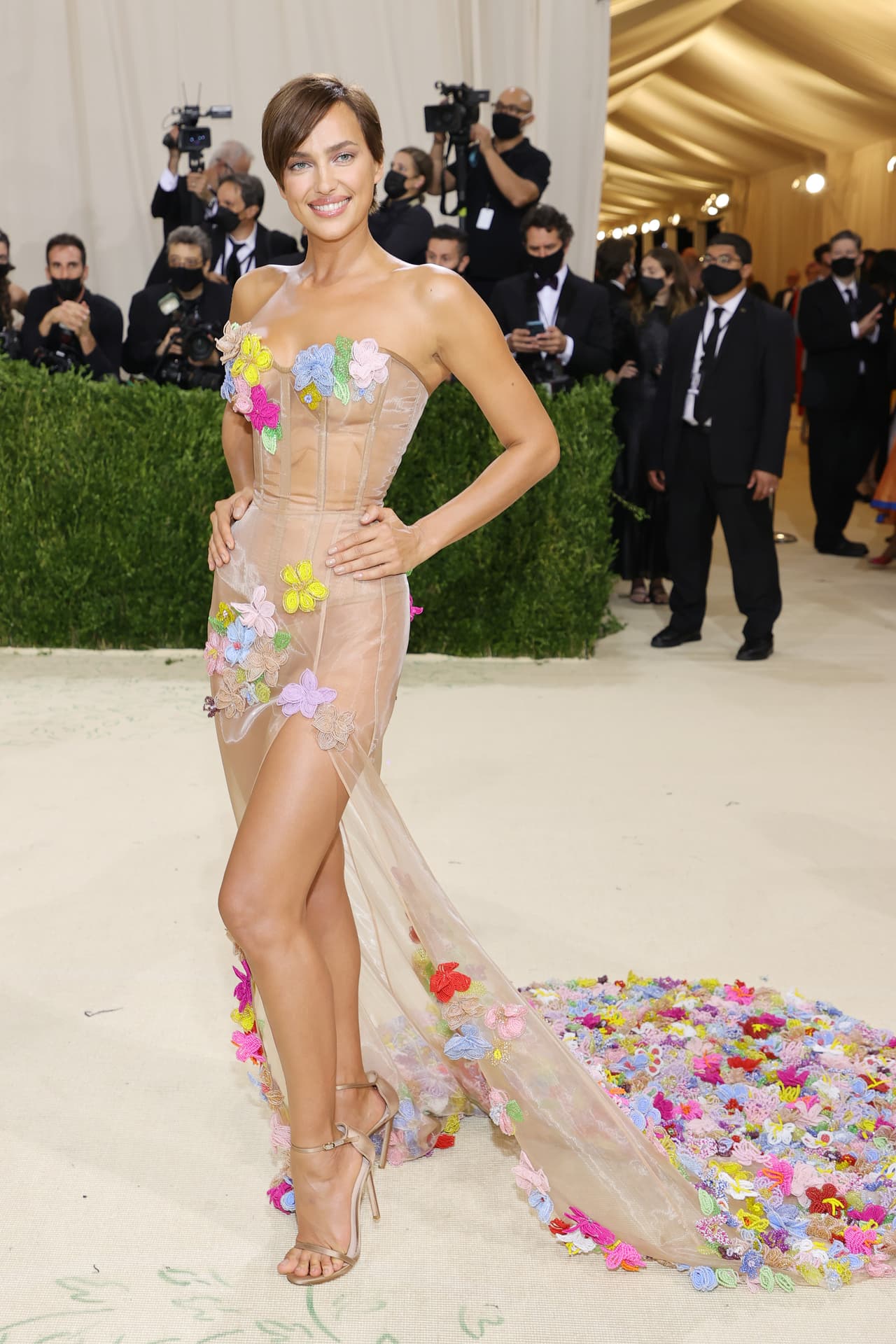 <b>Irina Shayk</b> lució un vestido-corsé en color nude con apliques de flores de colores. El diseño estuvo bajo la firma Moschino.