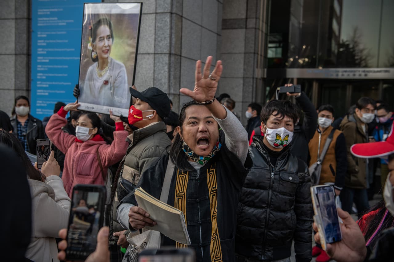 Las reacciones al golpe de estado en Myanmar escalaron a nivel mundial. En la foto, tomada en Tokio, Japón, se ve a un ciudadano birmano gesticular mientras recita una poesía durante una manifestación contra del gobierno militar de facto instalado este lunes en su país.