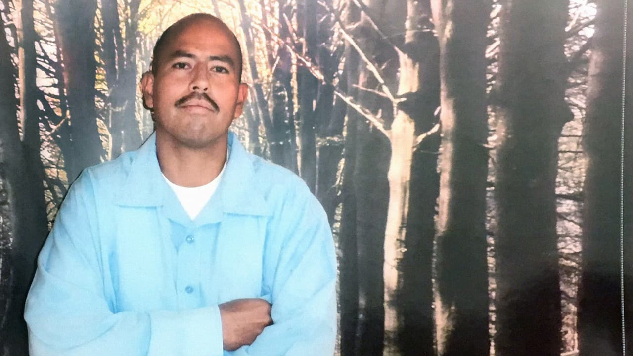 David Díaz posa en la cárcel estatal Pleasant Valley, en el condado de Fresno, en California.