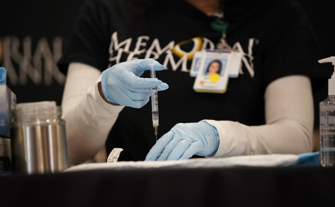 “Estoy contento porque ya hay una vacuna que nos ayuda a protegernos contra este virus", indicó Luckey.