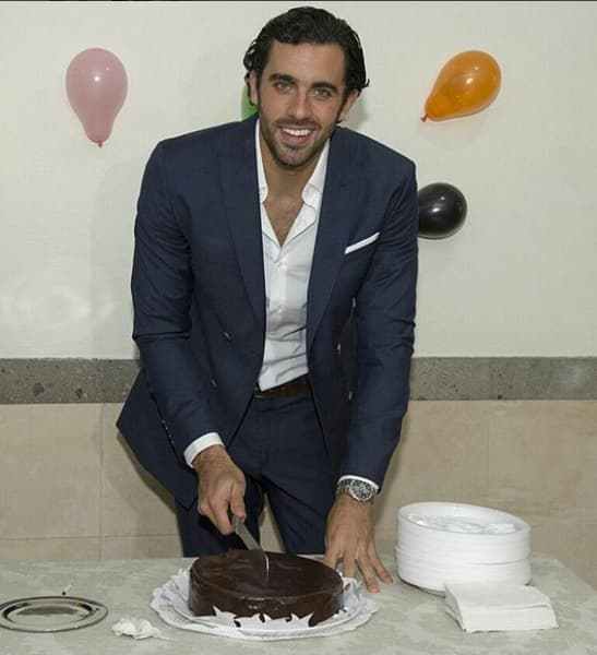 La producción de "Pasión y Poder" detuvo las grabaciones de la novela para festejar a José Pablo Minor.