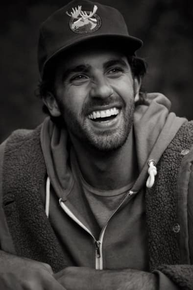 Su sonrisa y sus ojos son sus grandes atractivos.