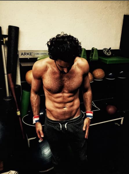 Pero además tiene un abdomen que causa envidia, el cual lo mantiene con varias otras de entrenamiento en el gimnasio.