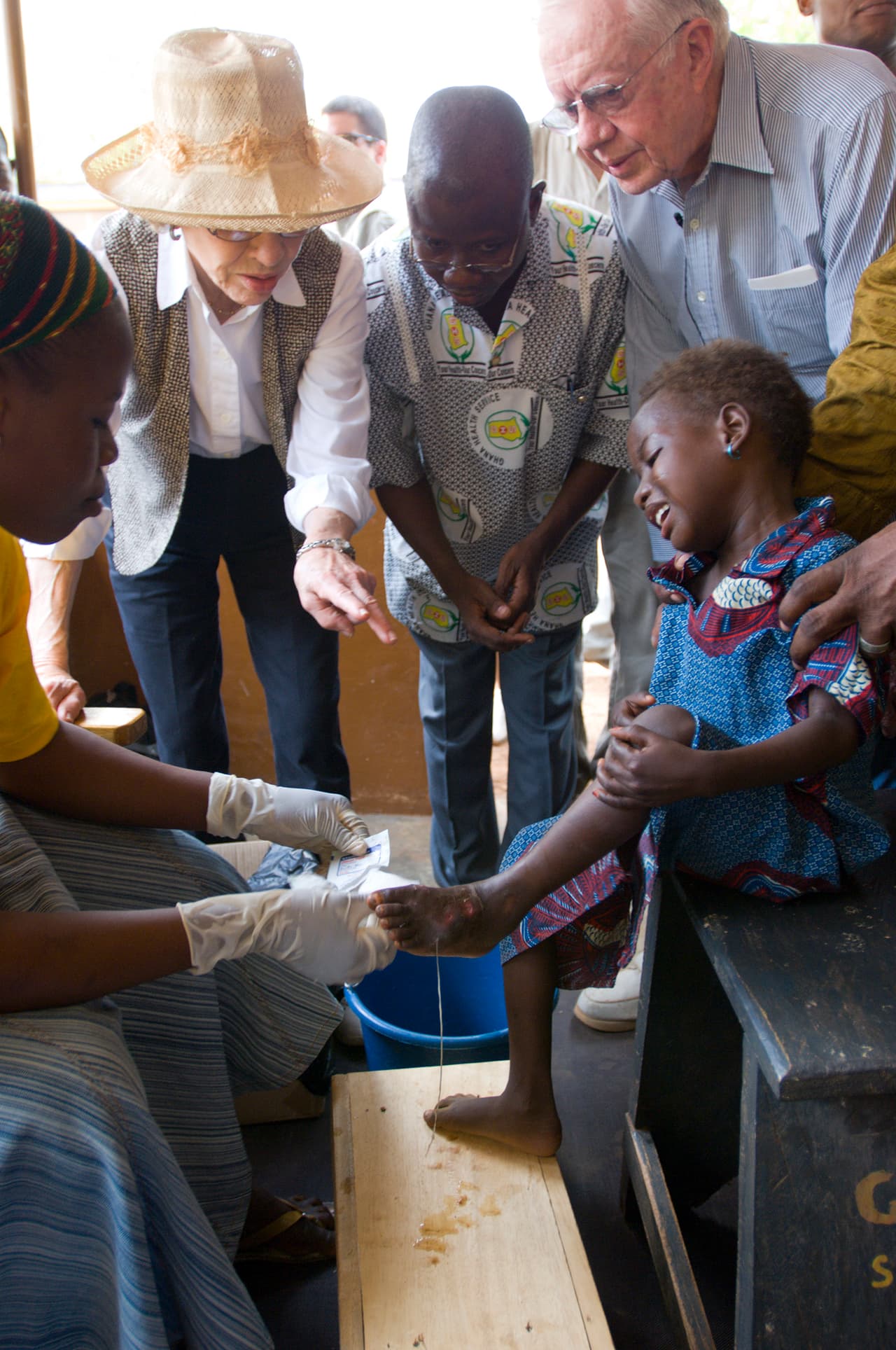 Jimmy Carter y su esposa como voluntarios en una misión médica a Gana. 2007.