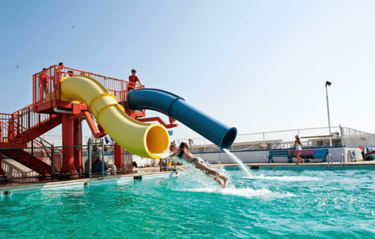 <b>Breezy Point Surf Club</b>
<br>1 Beach 227th St,
<br>Breezy Point, Nueva York
<br>(718) 634-2500
<br>
<br>Las piscinas de Breezy Point quedan en una especie de “Disneyland acuático”, en la que chicos y grandes pueden lanzarse de toboganes acuáticos, chapotear en una
<b>piscina con tema de piratas</b>, o refrescarse en otra familiar. Antes o después pueden divertirse en la playa cercana, aprender surf, o practicar algún deporte en las diferentes canchas que tiene para ello.
<br>
<br>Los amantes del ejercicio pueden participar en clases diarias de diferentes ejercicios, y quien quiera bailar, por las noches hay DJs amenizando con los mejores éxitos del momento y de todos los tiempos. Las tarifas de los pases diarios comienzan en $45 para adultos y $35 para niños.
<br>