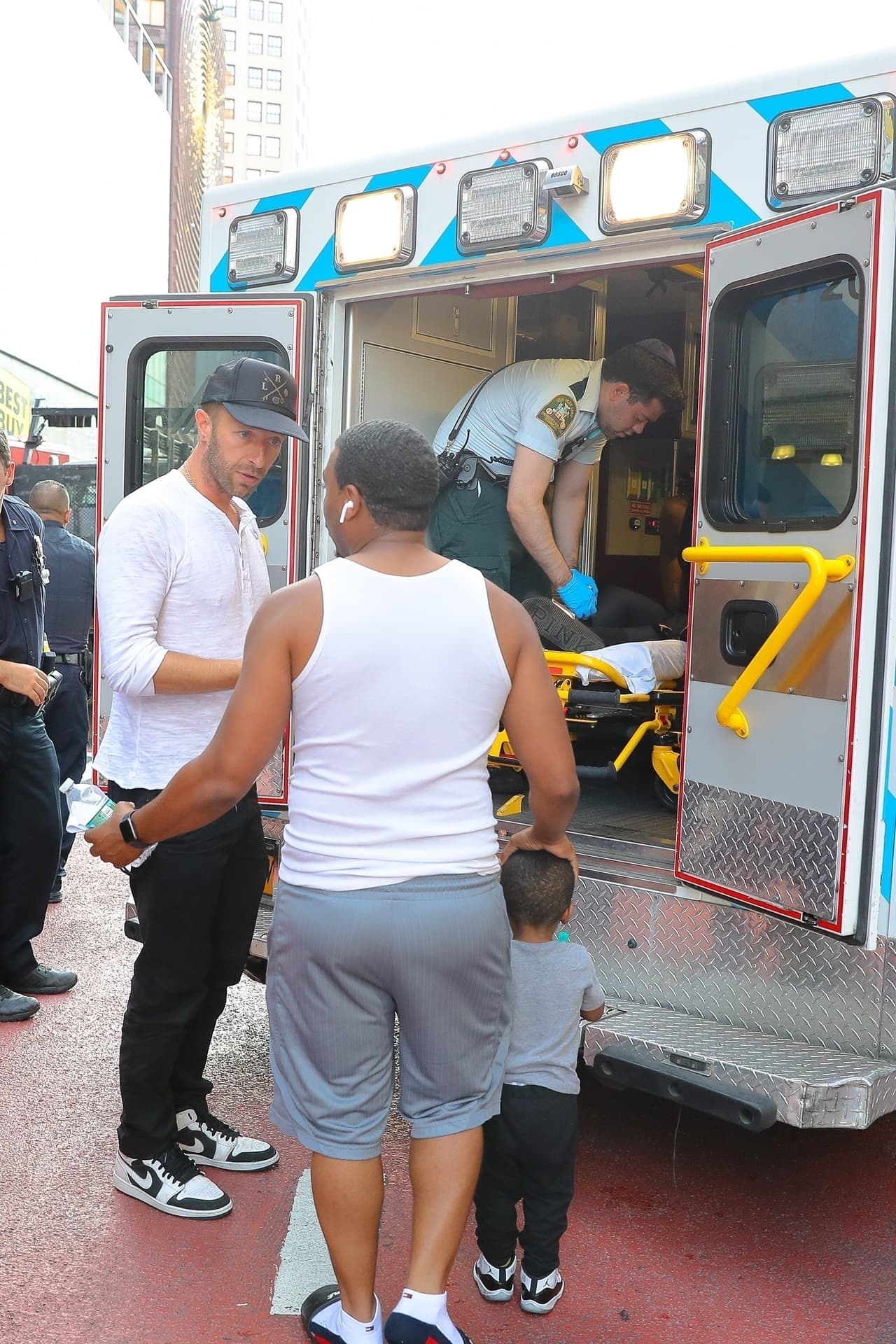De acuerdo con 
<b><a href="https://people.com/movies/chris-martin-dakota-johnson-together-at-beach/" target="_blank">People</a></b>, el domingo 4 de agosto, Dakota y Chris fueron vistos disfrutando del sol en la playa The Hamptons, Nueva York, en lo que para algunos representó un reencuentro sentimental.