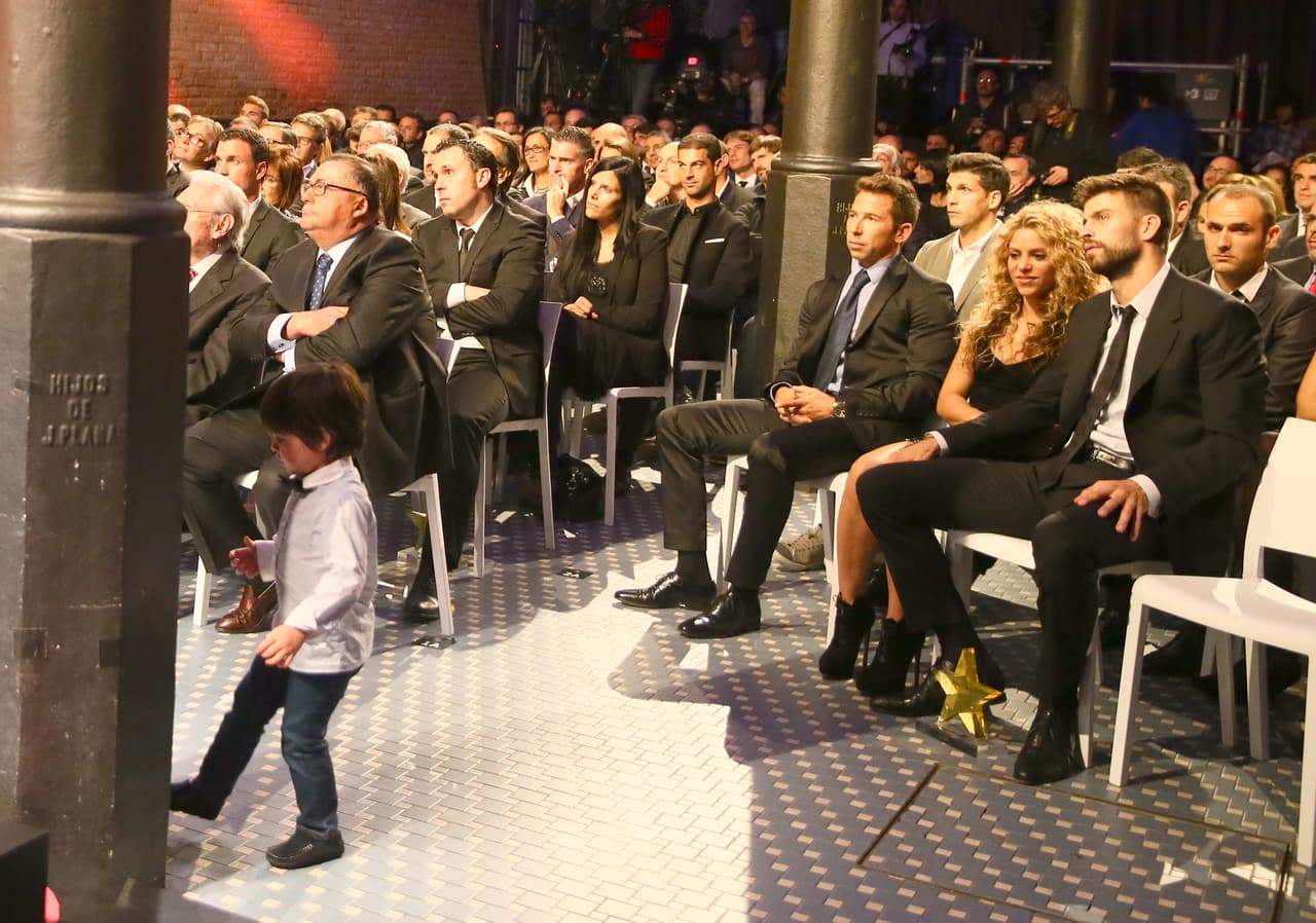 Se le escapó a sus papis y comenzó a correr por el lugar en plena ceremonia.