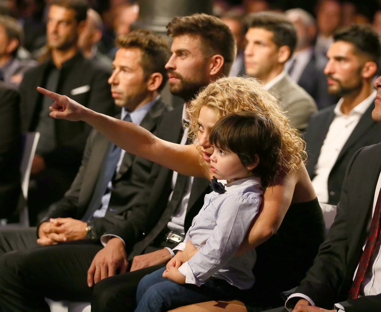 Shakira lo atrapó e intentó distraerlo.