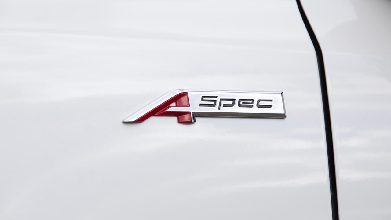 Para que nadie la confunda con sus otras versiones, Acura dotó a la MDX A-Spec de emblemas indentificatorios en sus gardafangos delanterios, portón trasero y en los estribos.