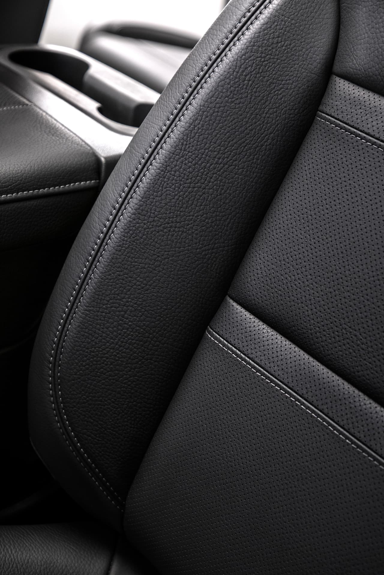 Para esta versión 2019 de la GMC Sierra los materiales lucen de mejor calidad. Los asientos en piel tienen mejor terminado y los diseñadores de interiores de GMC aseguran que son muy cómodos. En 
<b>el respaldo del asiento trasero se puede encontrar</b> una pequeña compuerta para tener acceso a un área de almacenaje oculta.