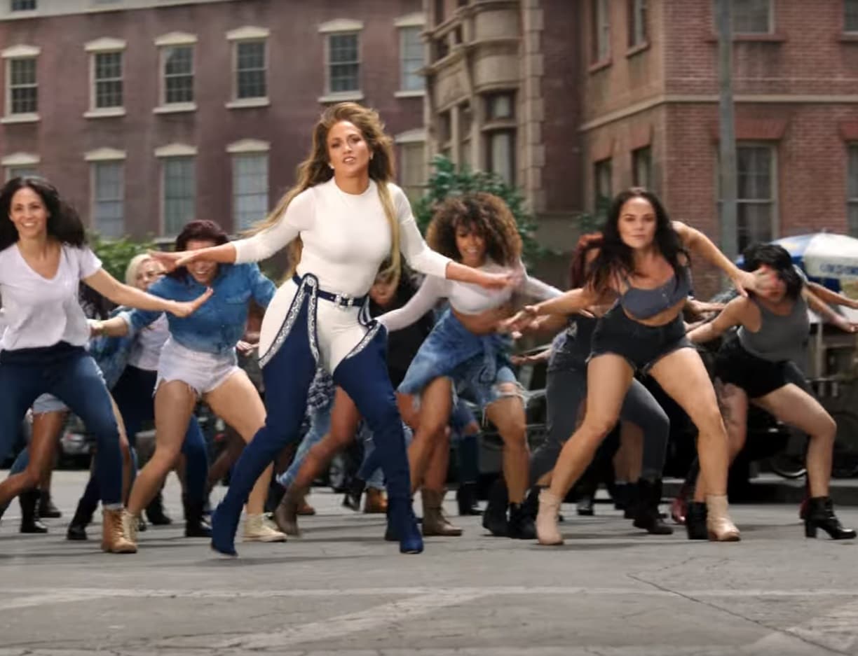 Con este par de botas realizó un desenfrenado baile en el que se hizo acompañar de un grupo de bailarinas.