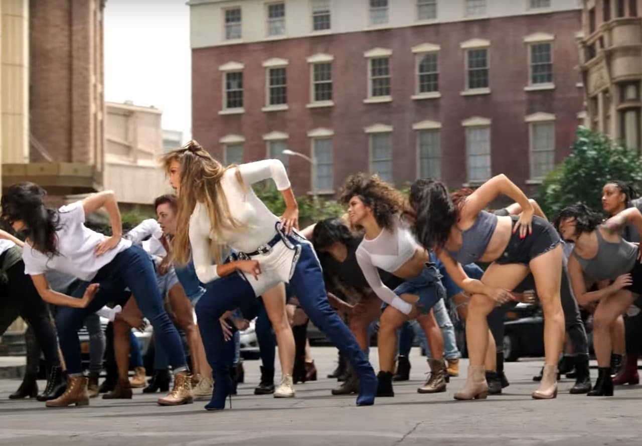 Y así fue como la 'Diva del Bronx' las incluyó, con una baile en la calle, durante la escena final del videoclip de la canción 'Ain't Your Mama'...