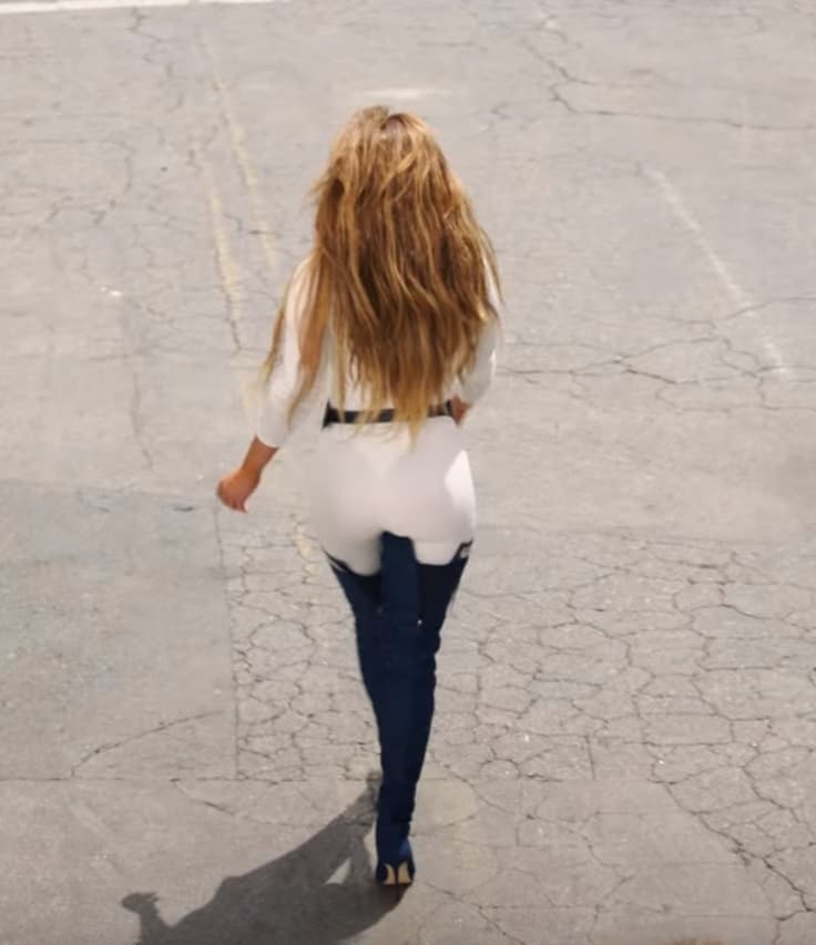 A sus declaraciones agregó lo siguiente: "Resultó muy difícil bailar con ellas puestas. Yo era la única que llevaba tacones y estábamos bailando en la calle, sobre el asfalto. No son las mejores botas del mundo para bailar, pero nos las arreglamos...”