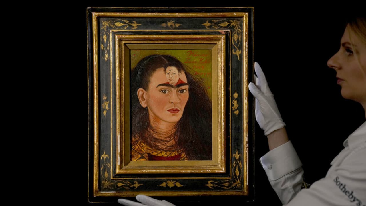 En 2021, su autorretrato
<b> <a href="https://www.univision.com/noticias/estados-unidos/autorretrato-frida-kahlo-subastapor-casi-35-millones-y-rompe-record" target="_blank">‘Diego y yo’ fue vendido por $34.9 millones</a>. </b>Considerado uno de los últimos que completó en el 1949, en este Frida Kahlo tiene
<b> en la frente, la imagen </b>del revolucionario pintor y 
<b>muralista Diego Rivera, </b>con quien estuvo casada en dos ocasiones.