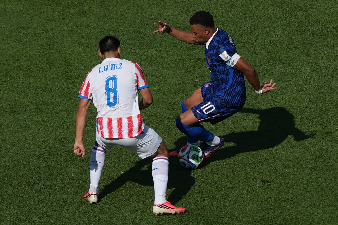 Inicio del partido Kylian Mbappe y Diego Gómez se disputan el balón.