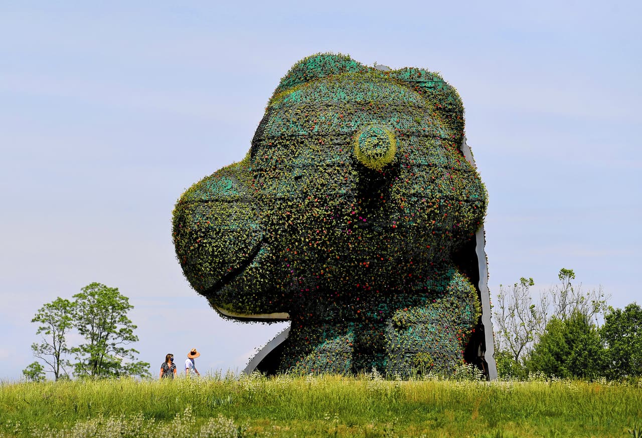 <b><i>The Glenstone, Maryland.</i></b> Muy cerca de Washington DC se encuentra este museo de arte contemporáneo con amplias áreas abiertas. La visita a los espacios interiores del museo se reabrió recientemente, pero la belleza del espacio exterior circundante es imperdible. Con casi 300 acres de paisaje para explorar, los visitantes encontrarán una magnífica una integración entre la naturaleza, el arte y la arquitectura.
<br>