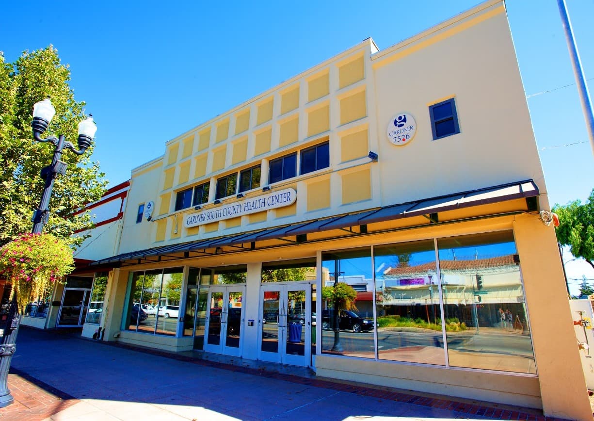 Los médicos que atienden en las clínicas son bilingües y además de español algunos hablan chino mandarín.