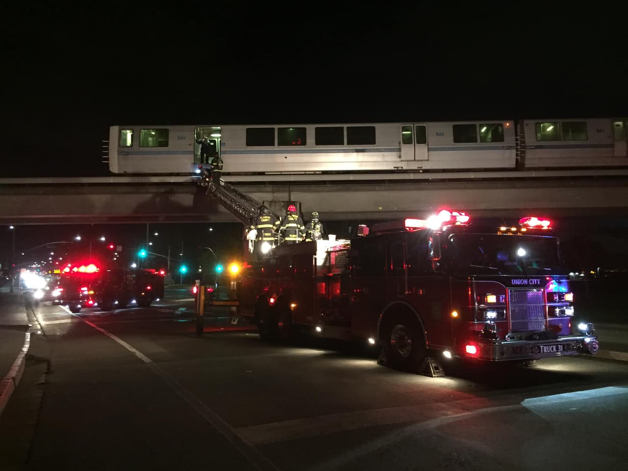 Evacúan a pasajeros de tren del BART que viajaba sobre las vías elevadas