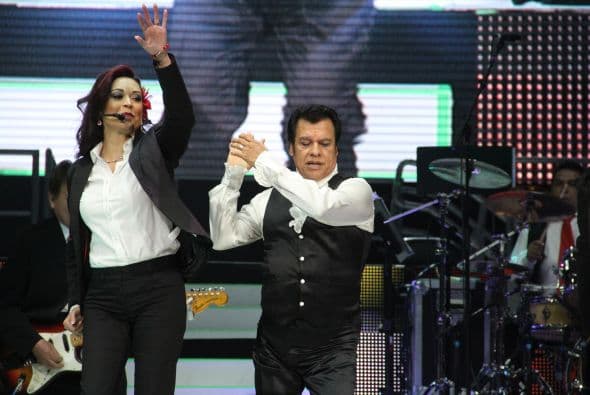 El Divo de Juárez, Juan Gabriel, hizo retumbar Phoenix con su música, su voz y sus bailes, enloqueciendo a miles de fans que llenaron el US Airways Center. Con un "¡Viva México!", Juanga arrancó su gira de conciertos del tour "Volver" ante un auditorio repleto que respondió con la misma pasión. Este ícono mexicano deleitó al público con sus grandes éxitos como "Querida", "El Noa Noa", "Inocente pobre amigo," y "Amor Eterno" entre muchos otros. El cantante se entregó por entero a sus seguidores, quienes cantaron, bailaron, lloraron y hasta aprovecharon para tomarse una selfie en un espectáculo que fue divertido y emotivo a la vez.