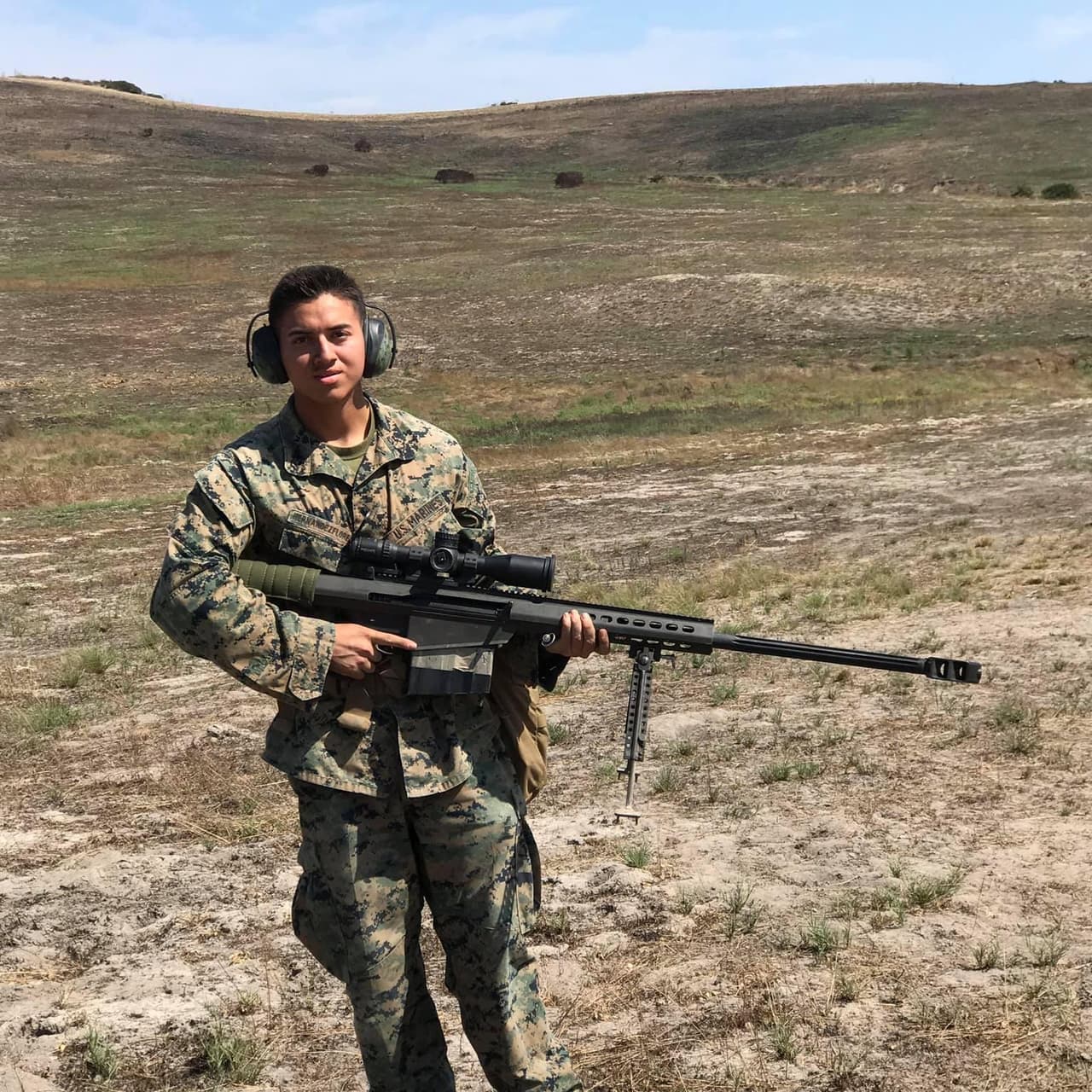 En una entrevista desde la cárcel con la cadena KTVU, el joven arrestado señaló que después del tiroteo la menor "estaba en shock" y él la ayudó a llamar al 911 para pedir ayuda. El joven también realizó una transmisión en vivo por la red social Facebook en la que acusó a su padre de "violar a su hermana". Sin embargo, esa información no ha sido confirmada por las autoridades.
<br>
<br>Hernández Flores le dijo al medio local que había "bebido demasiado" antes de conducir armado con una pistola hasta la casa de su padre y su madrastra en el barrio Bayview, pero que no tenía la intención de matarlos.