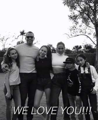 Los mellizos de Jennifer López y las dos hijas de Alex Rodríguez han sido una 
<b><a href="https://www.univision.com/famosos/los-hijos-de-jlo-y-a-rod-han-tenido-un-papel-clave-en-su-relacion-y-definitivamente-lo-seran-en-el-matrimonio-fotos" target="_blank">pieza clave en la relación</a></b> de la cantante y el exbeisbolista.