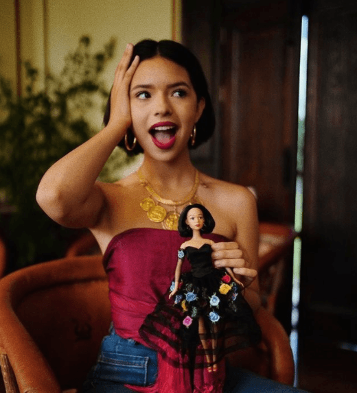 Además de cantante, Ángela ha debutado como empresaria al lanzar al mercado por tiempo limitado su propia muñeca.
<br>