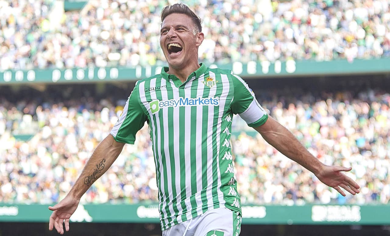 El español Joaquín Sánchez Rodríguez juega para el Real Betis, tiene 38 años y su valor es de 1.6 millones de euros.