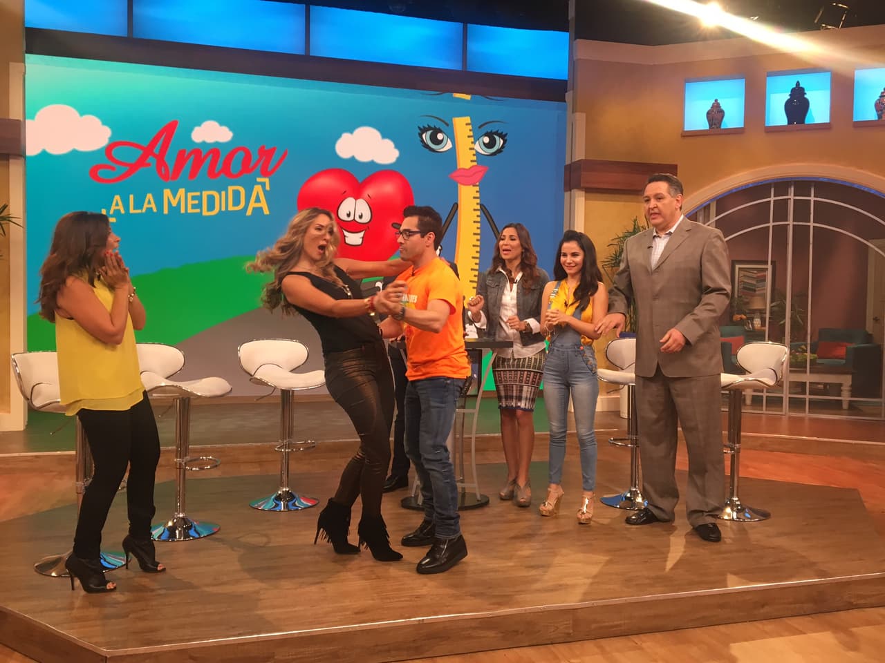 Omar Chaparro nos mostró que la hora de bailar, la estatura es lo que menos interesa. ¡Que mañana tan divertida!