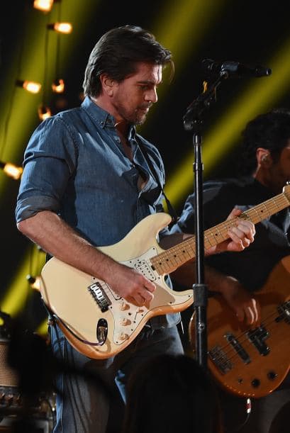 El público se puso de pie para acompañarlo con su canción.