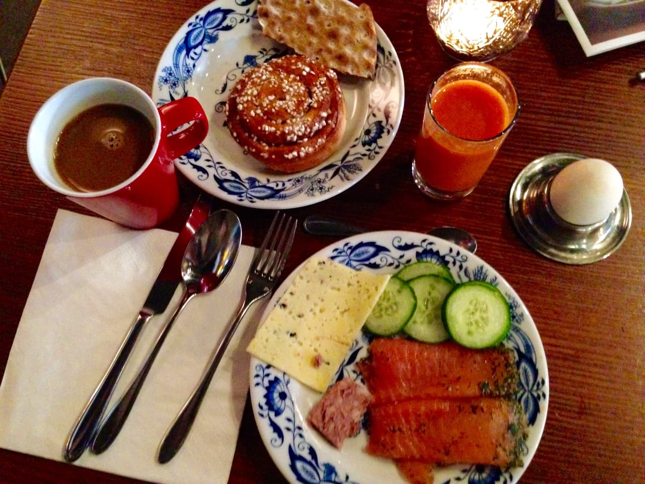 Salmón fresco, queso artesanal y huevo cocido.