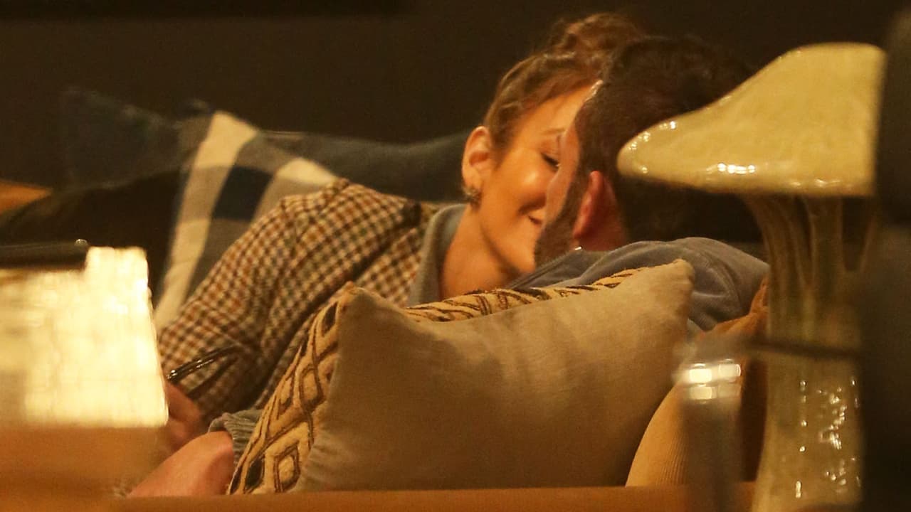 Parece que JLo y Ben Affleck no se resistieron para darse cariño mientras aparentemente probaban la comodidad de un sofá dentro de una tienda.