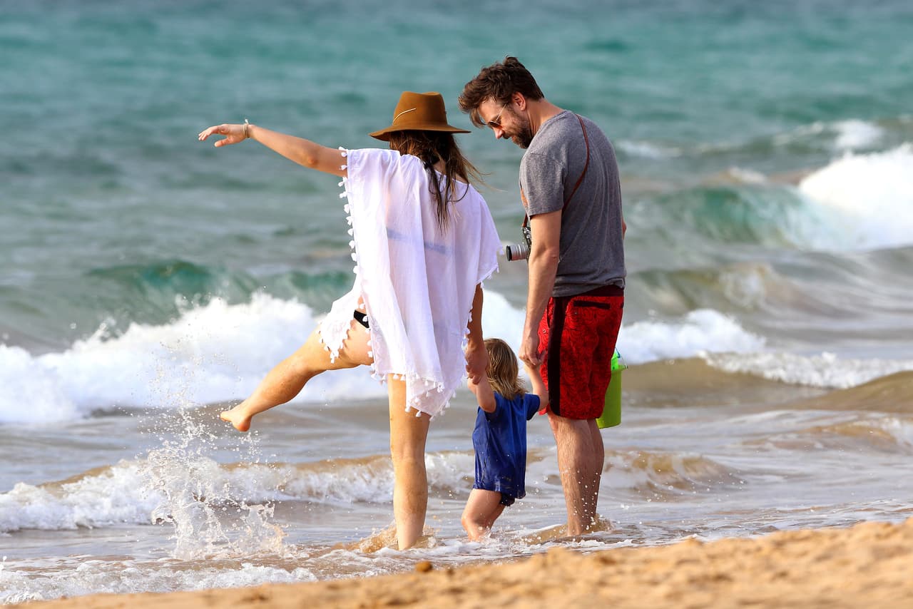 Un rato después, los actores jugaron con Otis en la orilla.