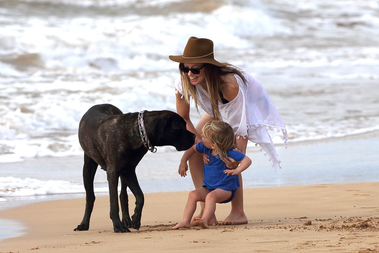 Olivia llevó a su pequeño a dar un paseo por la orilla mientras atardecía, y hasta se encontraron un perrito muy tierno que llenó de besitos al nene.