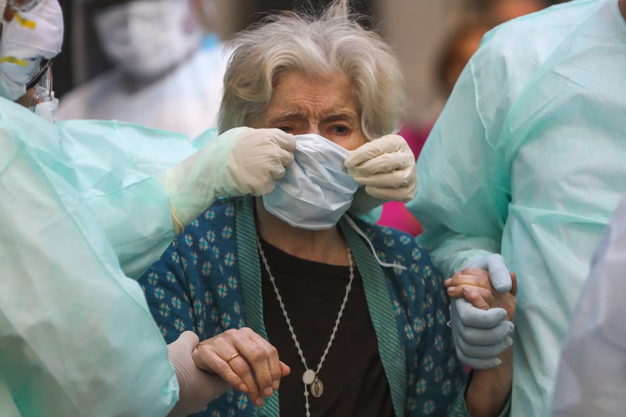 Si tu ser querido está en un centro de atención médica, sigue de cerca la situación, pregunta a menudo sobre la salud de los demás residentes e investiga sobre los planes previstos en caso de que haya un brote epidémico del coronavirus.
<br>