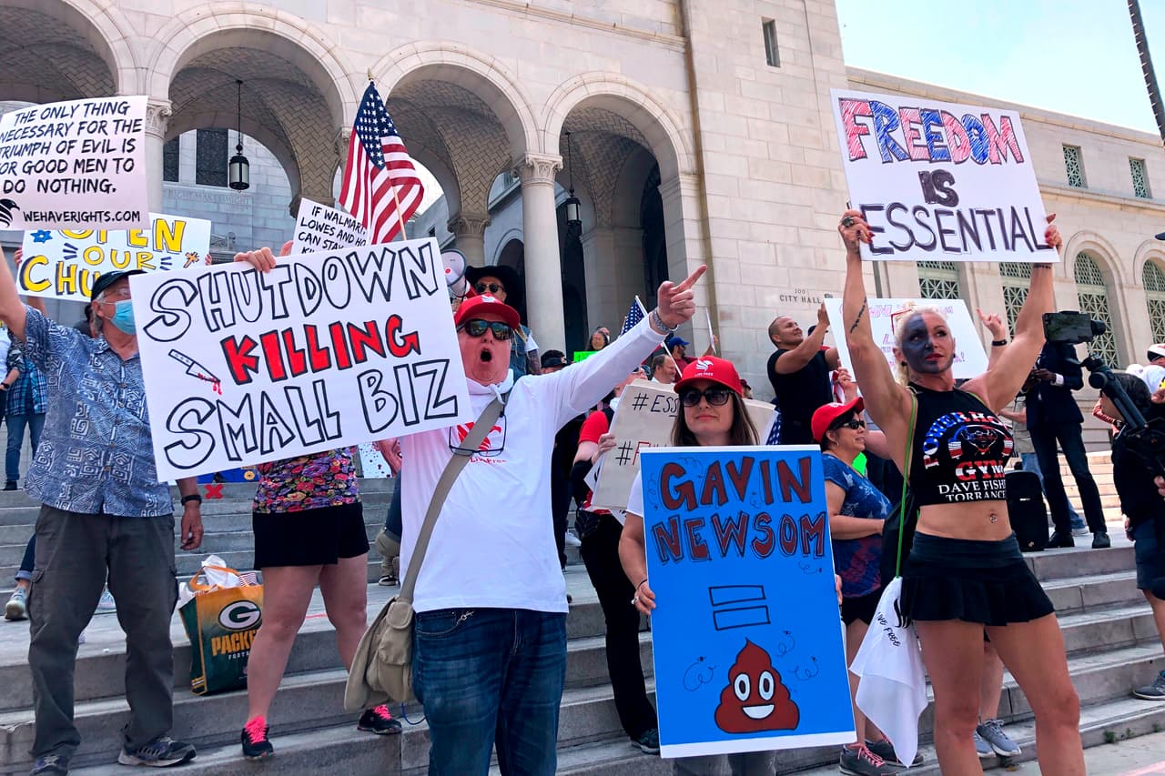 Las protestas se organizaron en los sitios de los gobiernos locales, como en el ayuntamiento de Los Ángeles, o en lugares simbólicos, como las mismas playas de las cuales los residentes estaban prohíbidos visitar. (AP Photo/Stefanie Dazio)