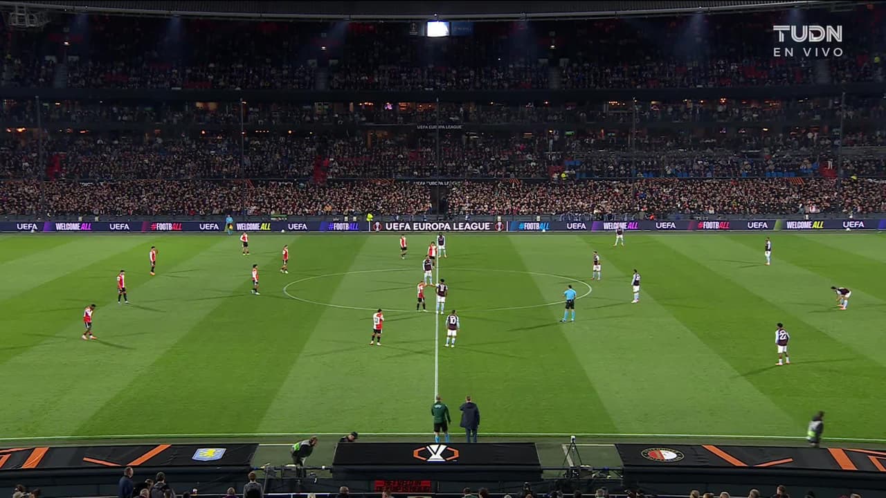 Arranca el partido y la pelota está en juego.